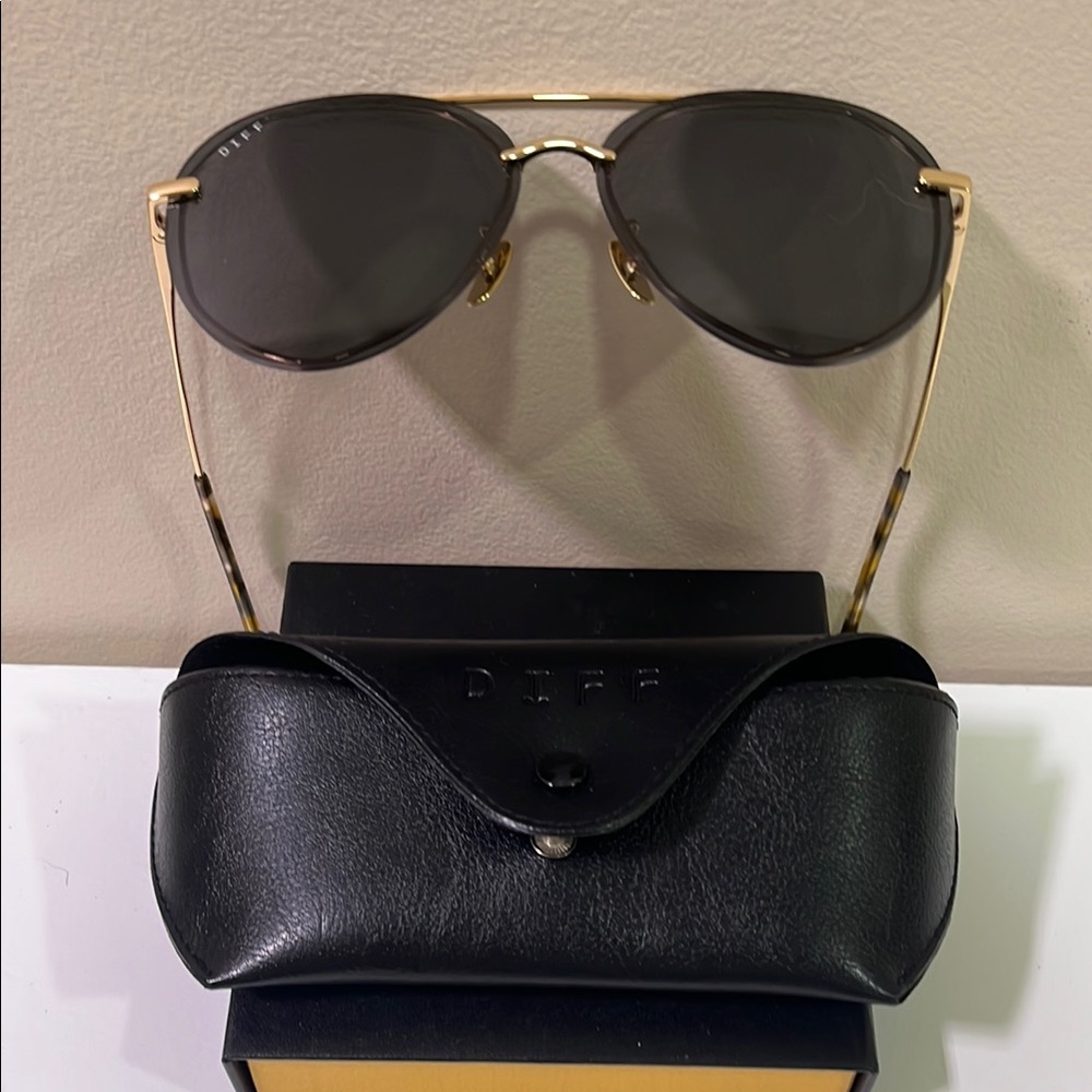 Diff Eyewear Gold and Black Aviator Sunglasses